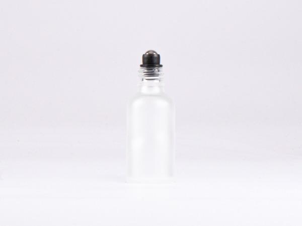 Glasflasche-mit-Roll-On-Montur-Glas-Stahl